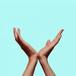 Mains de femme en posture d’ancrage qui reconnecte le corps et les émotions à Ligné et Petit-Mars