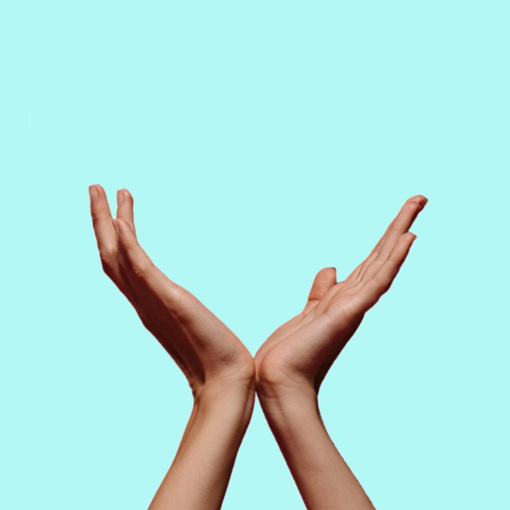 mains-femme Mains de femme en posture d’ancrage qui reconnecte le corps et les émotions à Ligné et Petit-Mars