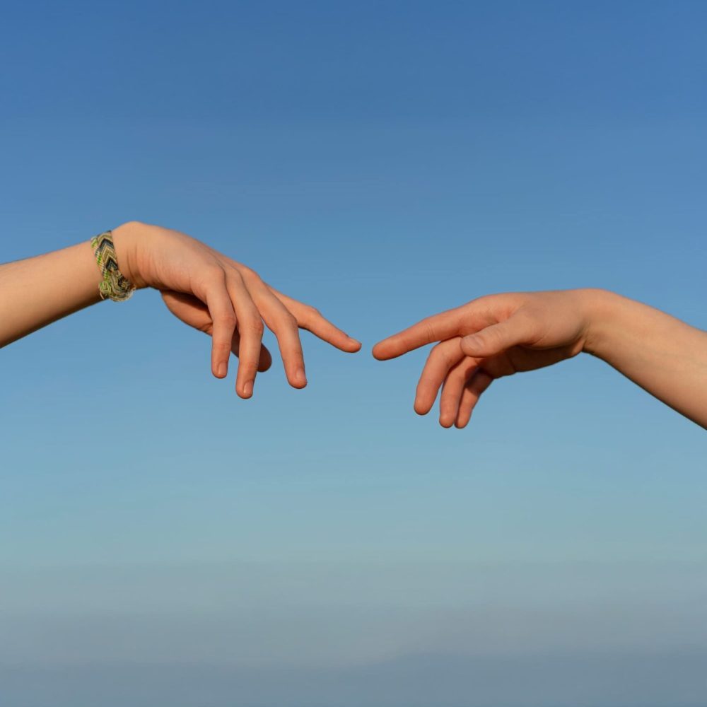 mains-jointes-relations Deux mains s’effleurant, image subtile du besoin de lien et d’accompagnement thérapeutique près de Sucé-sur-Erdre ou Casson